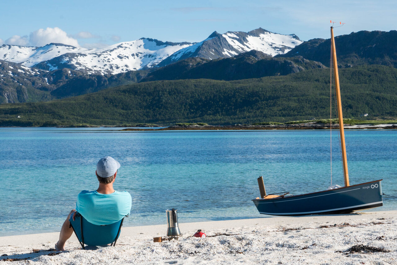 Tenk deg å ro til fiskeskjær for egen maskin. I en trebåt laget av en båtbygger i strøkene innafor. Ta strandhugg på en øde øy uten fotspor. Lage din egen mat med råvarer fra sjøen. Ligge komfortabelt på en sandstrand sammen med vennene dine mens bølgene slår rolig innover i et søvndyssende tempo. Våkne opp med et forfriskende morgenbad, spise frokost og ro videre slik som forfedrene våre gjorde mange hundre år tidligere. 

Varri har alt du trenger som arrangør for å gjennomføre en opplevelse som kunden husker resten av livet; hengekøyer m/tilbehør, telt, soveposer, liggeunderlag, pakksekker, brennere og kokeutstyr osv.